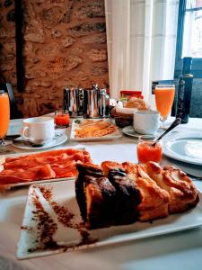 una mesa con un plato de comida en una mesa en Casa Castiñeira, en Muxía