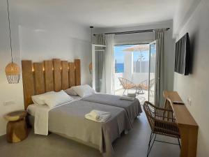 A bed or beds in a room at Pelagos Studios