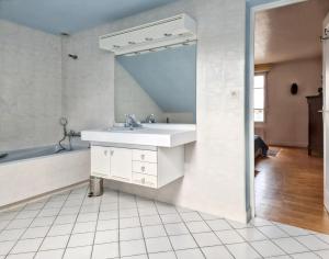 Bathroom sa Maison de 5 chambres a Camaret sur mer a 550 m de la plage avec vue sur la mer jardin amenage et wifi