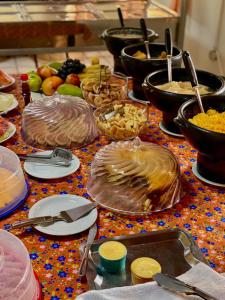 uma mesa coberta com pratos e tigelas de comida em Hotel Fazenda Ceu Aberto em Gravatá