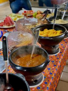 uma mesa coberta com tigelas de comida numa mesa em Hotel Fazenda Ceu Aberto em Gravatá