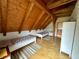 Ένα ή περισσότερα κρεβάτια σε δωμάτιο στο Apartmán Lazec