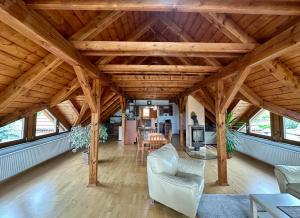 una gran sala de estar con techos y ventanas de madera. en Apartmán Lazec, en Český Krumlov