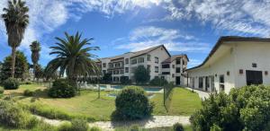 un gran edificio con un patio con palmeras en Hotel Palmas de La Serena en La Serena