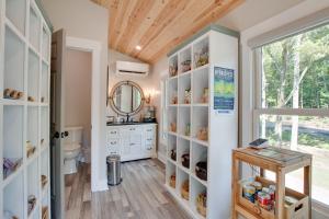 Köök või kööginurk majutusasutuses 6 Pine Luxury Treehouse near Lake Guntersville