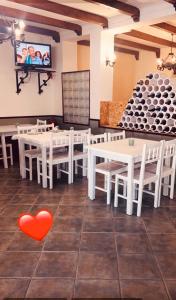 ジェレスにあるCantinho das Oliveirasの白いテーブルと赤いハートが床に置かれた部屋