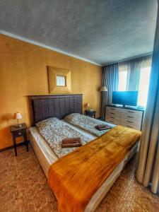 Posteľ alebo postele v izbe v ubytovaní Cozy Apartment in Barceló Royal Beach Hotel *****