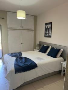 ジェレスにあるCantinho das Oliveirasのベッドルーム(青い枕の大型ベッド1台付)