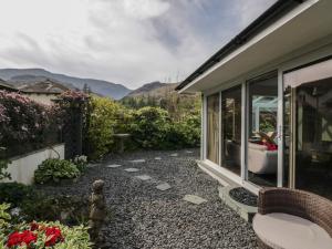 a garden with a bath tub and a yard at Hazelodge in Coniston
