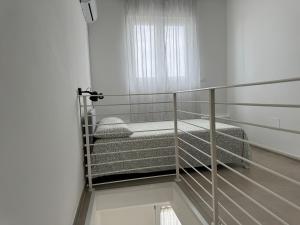 Habitación con 2 literas en una escalera. en Residence Riva del Mulino, en Marina di Montenero