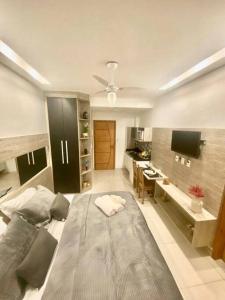 sala de estar amplia con sofá y TV en Studio Luxury Copa - beira mar, en Río de Janeiro