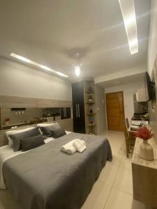 Un dormitorio con una cama grande y una sala de estar en Studio Luxury Copa - beira mar, en Río de Janeiro