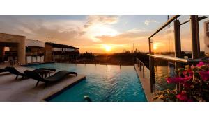 Bazén v ubytování Hotel Súper Estrellas nebo v jeho okolí
