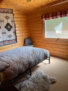 um quarto com uma cama, uma janela e uma cadeira em Holme Woodmans Lodge em Holme