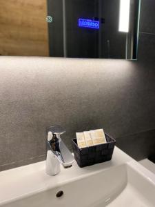 Et bad på Hotel Leonardo + 31 bilder