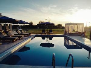 Bazén v ubytování Olympia Suites nebo v jeho okolí