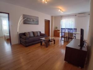 sala de estar con sofá y mesa en Apartments Angie, en Zadar