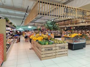 una tienda llena de frutas y verduras en Suites & Beds DP Albufeira, en Albufeira