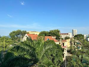 - une vue sur une ville avec un palmier et des bâtiments dans l'établissement Khách Sạn Tuấn Thảo Cửa Lò, à Cửa Lô