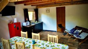 een keuken met een tafel en stoelen en een rode koelkast bij Casa De Campo in Acaxochitlán
