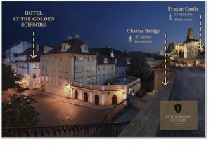 um cartaz de um edifício nos sentidos dourados à noite em Hotel At the Golden Scissors em Praga