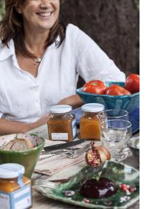 una mujer sentada en una mesa con un plato de comida en Agriturismo Petrara, en Simeri