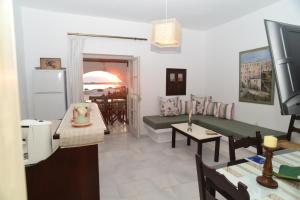 uma sala de estar com um sofá e uma mesa em Paradise Pirgaki Naxos em Agiassos