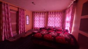 Postel nebo postele na pokoji v ubytování Shiva Homestay