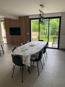 ein Esszimmer mit Tisch und Stühlen in der Unterkunft La chapelle in Fervaches