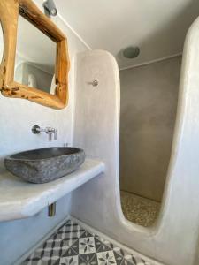 Ένα μπάνιο στο Casa Centro Suites Mykonos