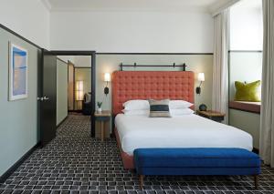 Un pat sau paturi într-o cameră la L7 Chicago by LOTTE