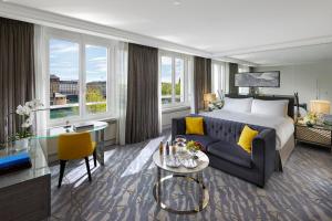 une chambre d'hôtel avec un lit et un canapé dans l'établissement Mandarin Oriental, Geneva, à Genève