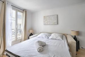 Gulta vai gultas numurā naktsmītnē Luxury Design Studio Paris 9th