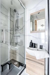 Vannas istaba naktsmītnē Luxury Design Studio Paris 9th