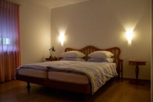 1 dormitorio con 1 cama con 2 almohadas en Ristorante Groven en Lostallo