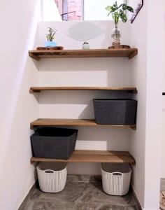 un estante en una habitación con dos cestas en Habitación Cómoda en Familia, en Ibagué