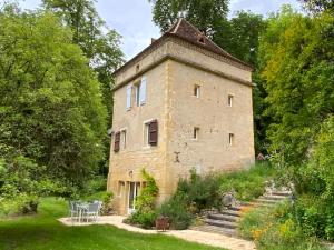 CastelsChâteau d'Argentonesse的一座古老的石头建筑,前面有一个花园