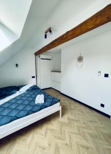 a bedroom with a bed and a wooden floor at Dom-na Mazury! in Mrągowo