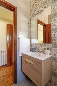 a bathroom with a sink and a mirror at Apartamento T3 em Pombal in Pombal