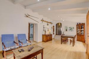 - un salon avec des chaises bleues et une table dans l'établissement Finca Can Garbeta by Rentallorca, à Manacor