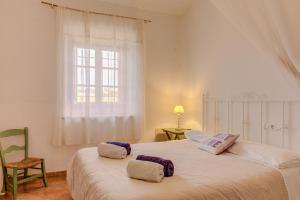 Giường trong phòng chung tại Finca Can Garbeta by Rentallorca