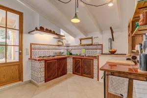Kuchnia lub aneks kuchenny w obiekcie Finca Can Garbeta by Rentallorca