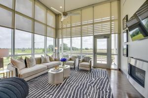 Un lugar para sentarse en Modern Lake Charles Condo with Balcony 7 Mi to Dtwn