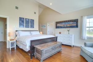 Katil atau katil-katil dalam bilik di Stunning Ocean View! Beachfront Nantucket Retreat
