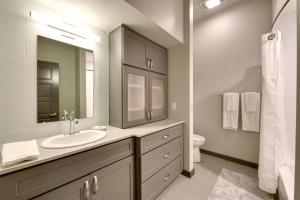 Un baño de Modern Lake Charles Condo with Balcony 7 Mi to Dtwn 18 fotos más