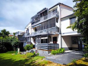 een wit gebouw met een tuin ervoor bij Apartmani Andrea in Pula