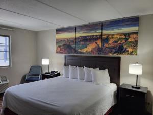 Postel nebo postele na pokoji v ubytování Days Inn & Suites by Wyndham Laredo