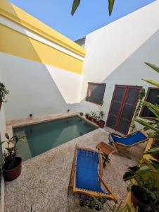 einen Pool im Hinterhof eines Hauses in der Unterkunft Casa Mi María in Campeche