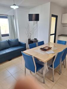 DEPARTAMENTO ZONA CENTRo في كولون: غرفة معيشة مع طاولة وكراسي زرقاء