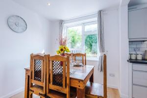 Gallery image of NEW! Spacious 2-bed house in Newcastle-under-Lyme by 53 Degrees Property, Ideal for Business & Contractors - Sleeps 5-6! in Newcastle under Lyme